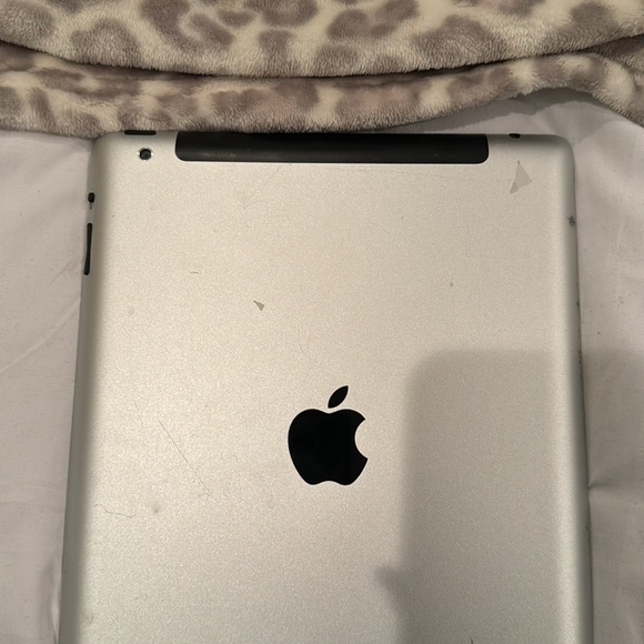 Apple IPad 2 with Charger - Picture 3 of 7